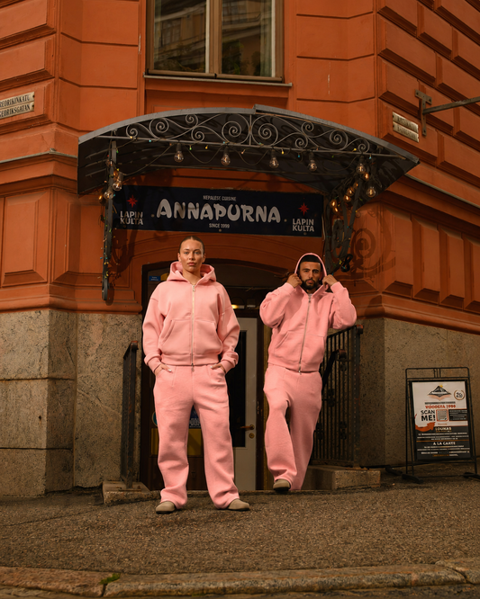 Oversized, regular fit, fitted vai baggy? Katso, mitä eri istuvuudet tarkoittavat ja löydä omaan tyyliisi sopiva koko helposti.
